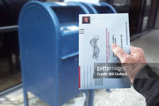 stem per mail: persoon mailing afwezige stemming voor het stemmen - voting by mail stockfoto's en -beelden