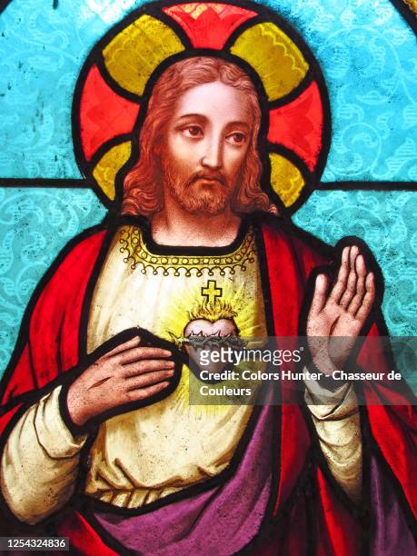 jesus christ depicted on an antique stained glass window - jesus christ fotos stock-fotos und bilder