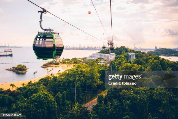 viaje por teleférico en sentosa island, singapur - isla de sentosa fotografías e imágenes de stock