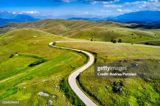 winding road in gran sasso national park, abruzzo, italy - campo imperatore fotografías e imágenes de stock