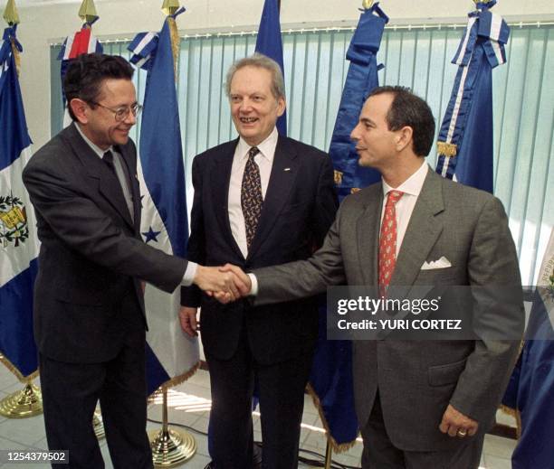 Robert Flores , Foreign Minister of Honduras, and Eduardo Montealegre , Foreign Minister of Nicaragua, shake hands 06 February 2000 in San Salvador,...