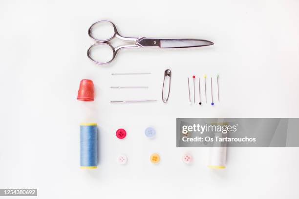 sewing items knolling on white background - thimble fotografías e imágenes de stock