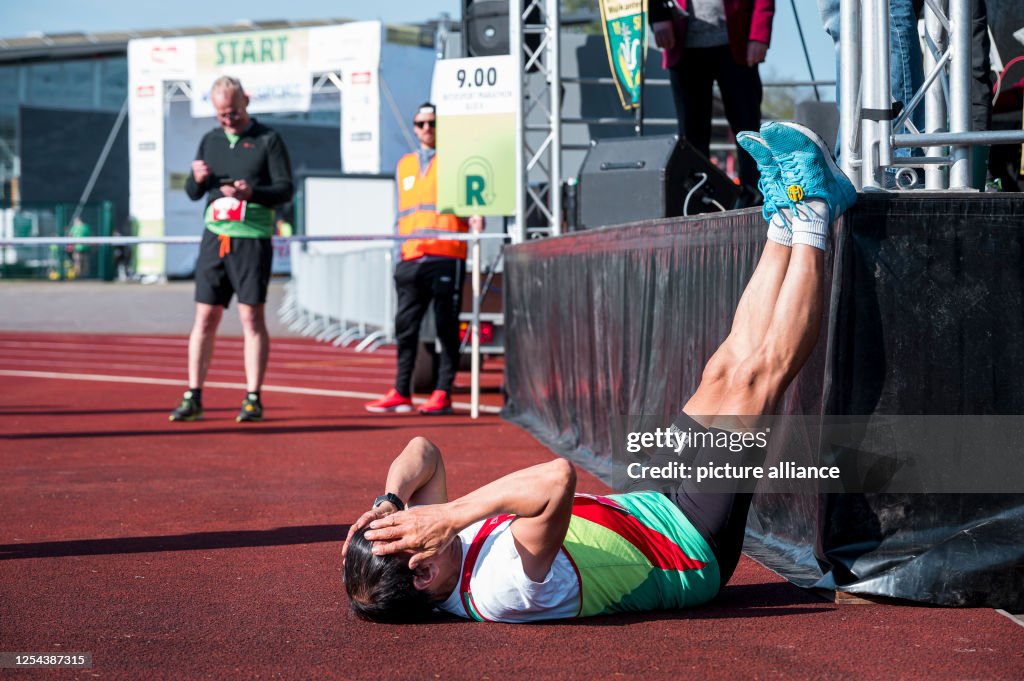 Running Races In Neustift 13 May 2023, Thuringia, Neuhaus am Rennweg: A runner stretches his ...