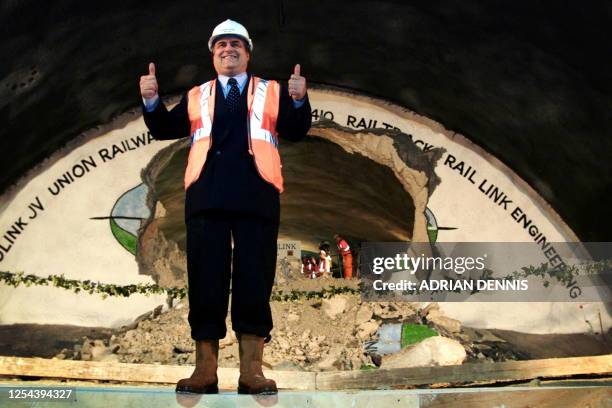 Deputy Prime Minister John Prescott gives the thumbs up 08 June 2000 after the breakthrough of the United Kingdom's first high-speed rail tunnel, a...