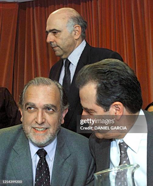 The ministers of Economics, Jose Luis Machinea and Justice, Ricardo Gil Lavedra speak before the start of a press conference, 11 May 2000. Los...