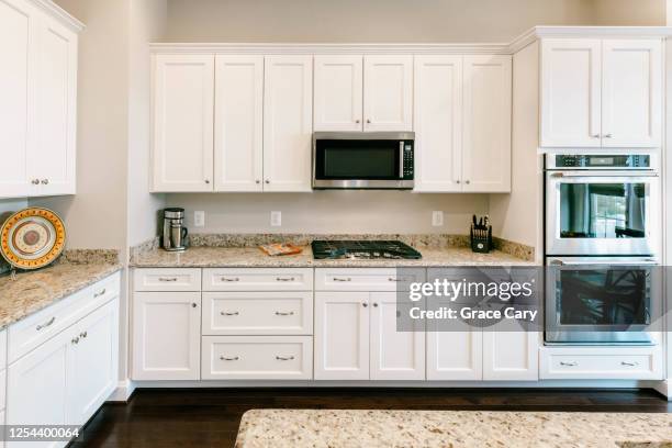 domestic kitchen - microwave photos et images de collection