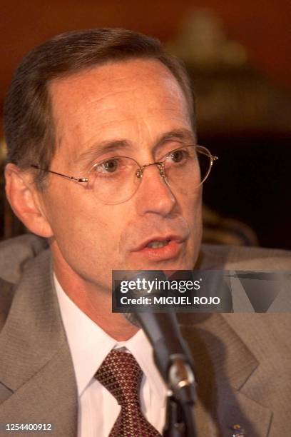 The minister of International Relations, Argentine Adalberto Rodriguez Giavarini makes declarations to the press, 29 March 2000, in Montevideo. El...