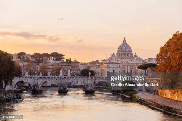 rome skyline with tiber river at sunset, rome, italy - rome italie photos et images de collection