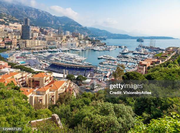 ヨットの豊富さ、素晴らしいコンドミニアム、ジョージ山、マリーナの景色はすべて、モナコでグランプリを見るための毎年組み立てられたスタンドを囲んでいます - grand prix of monaco ストックフォトと画像