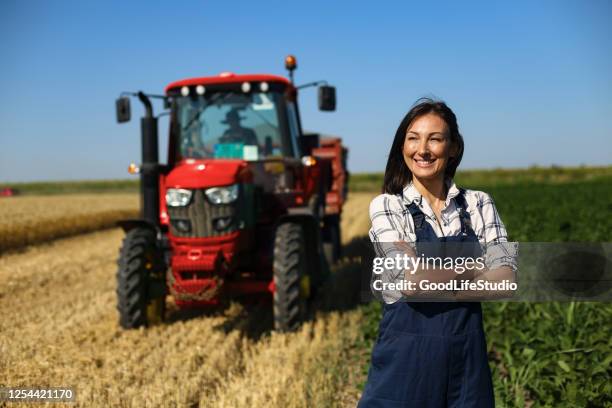 trabajadora agrícola - maquinaria fotografías e imágenes de stock