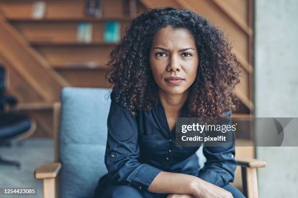 femme d’affaires africaine d’ethnicité avec une expression sérieuse - rage photos et images de collection