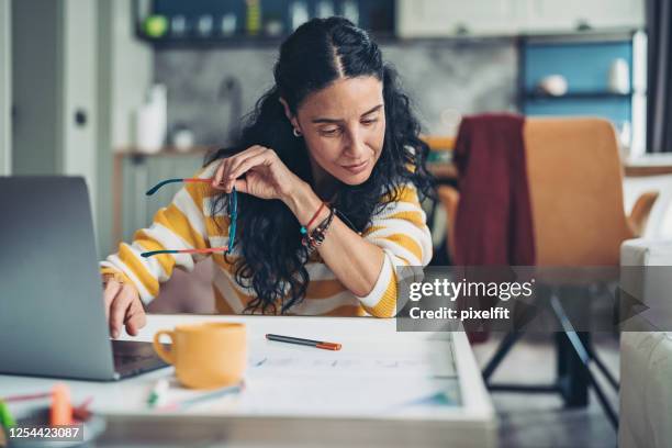 comprobación cuidadosa de los números - due fotografías e imágenes de stock