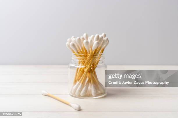 wooden ecological cotton swab - botão-de-algodoeiro - fotografias e filmes do acervo