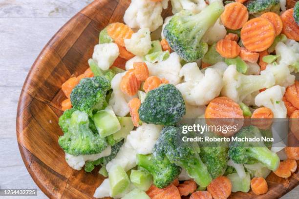 mixed frozen vegetables on a bowl, top view - frozen food fotografías e imágenes de stock