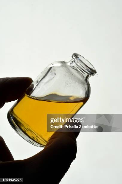 glass bottle with liquid - venenoso imagens e fotografias de stock