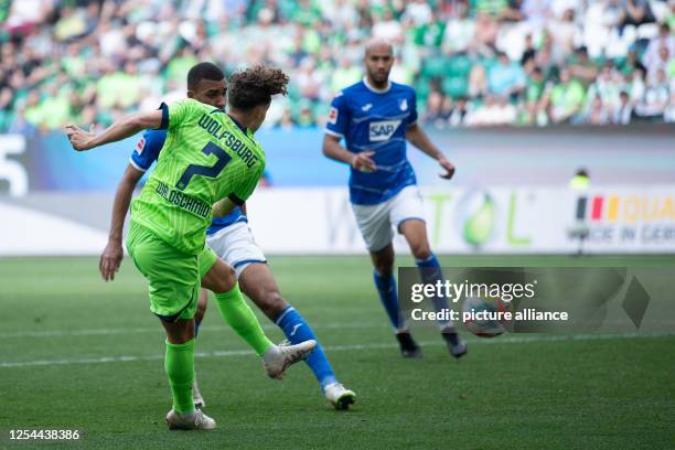 May 2023, Lower Saxony, Wolfsburg: Soccer: Bundesliga, VfL Wolfsburg - TSG 1899 Hoffenheim, Matchday 32, Volkswagen Arena. Wolfsburg's Luca...