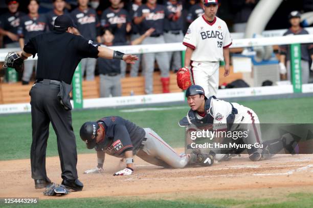Infielder Noh Tae-Hyeong of Hanwha Eagles slides safely into the home plate to make the score 3-0 in the top of the fourth inning during the KBO...