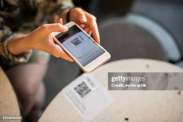 frau scannen qr-code für online-menü - strichkodeleser stock-fotos und bilder