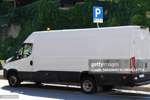 side view of a new generic white van - minivan stockfoto's en -beelden