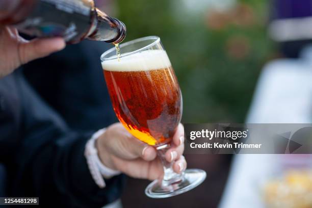 beer being poured into glass - cerveza-tipo-ale fotografías e imágenes de stock