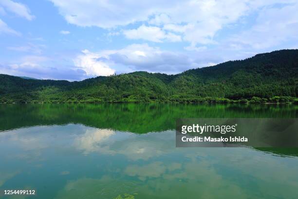 lake yogo reflections - shiga prefecture ストックフォトと画像