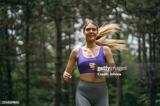 de vrouw die van sporten joggen - jogster stockfoto's en -beelden
