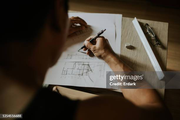 artchitect freelancer mann zeichnung und design haus - drawing activity stock-fotos und bilder