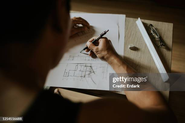 アートチテクトフリーランサーの男性が家を描き、設計する - 鉛筆画 ストックフォトと画像