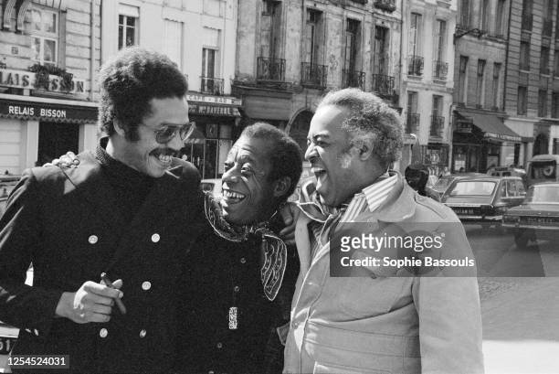 écrivain américain James Baldwin à Paris, avec deux de ses amis.