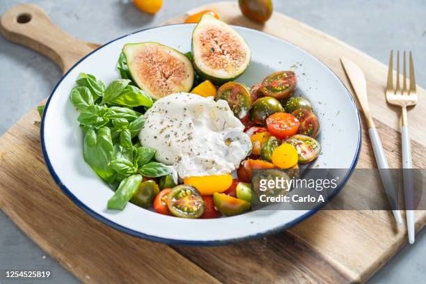 burrata cheese in a plate with tomatoes - dieta mediterranea foto e immagini stock