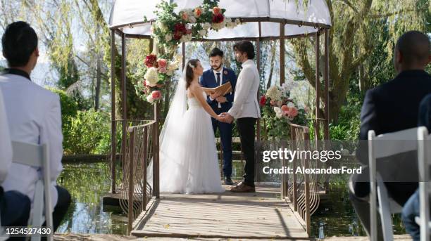 todos se reunieron para presenciar su unión - altar fotografías e imágenes de stock