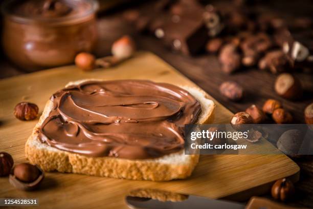 sliced of bread full of chocolate and hazelnut spread - spread imagens e fotografias de stock