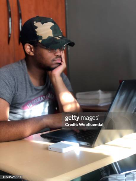 south african man working from home during quarantine - webfluential - fotografias e filmes do acervo