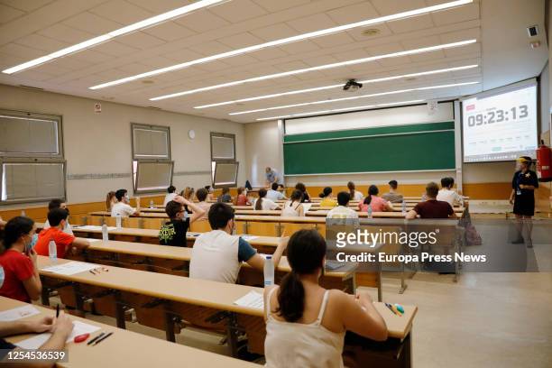 Students of the core subject of the science branch wait to begin the exams of the Evaluation of Access to University , with a greater distance...