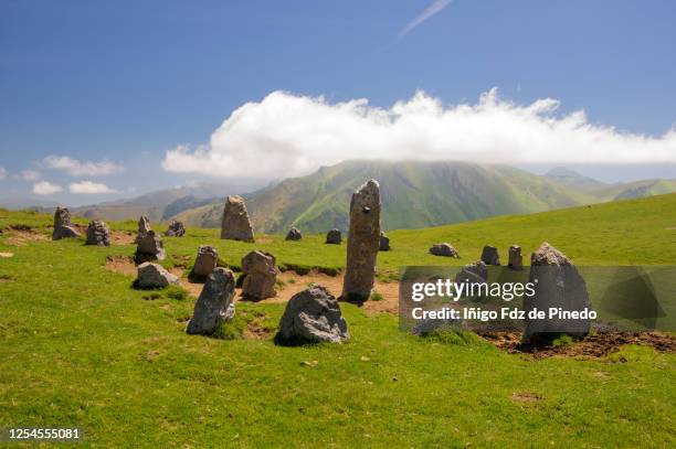 the megalith site of azpegi, navarre, spain. - stone circle - fotografias e filmes do acervo