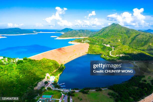 weitwinkel-luftaufnahme des hochinsel-reservoirs, west-staudamm der halbinsel sai kung, hongkong, im freien, tagsüber - hongkong geopark stock-fotos und bilder