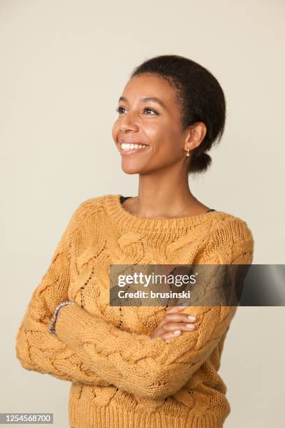 studioportret van een 33 jaar oude afrikaanse amerikaanse vrouw - 30 year old woman stockfoto's en -beelden