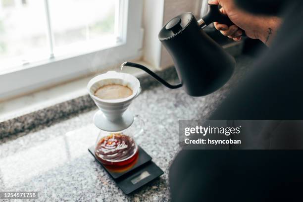 ドリップコーヒーを作る男 - coffee drip ストックフォトと画像