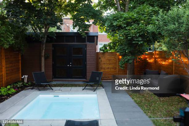 patio trasero con una pequeña piscina - backyard pool fotografías e imágenes de stock