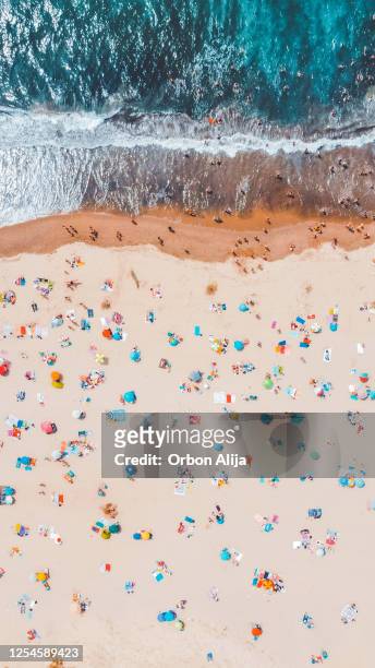 vista aérea de la playa - vista marina fotografías e imágenes de stock