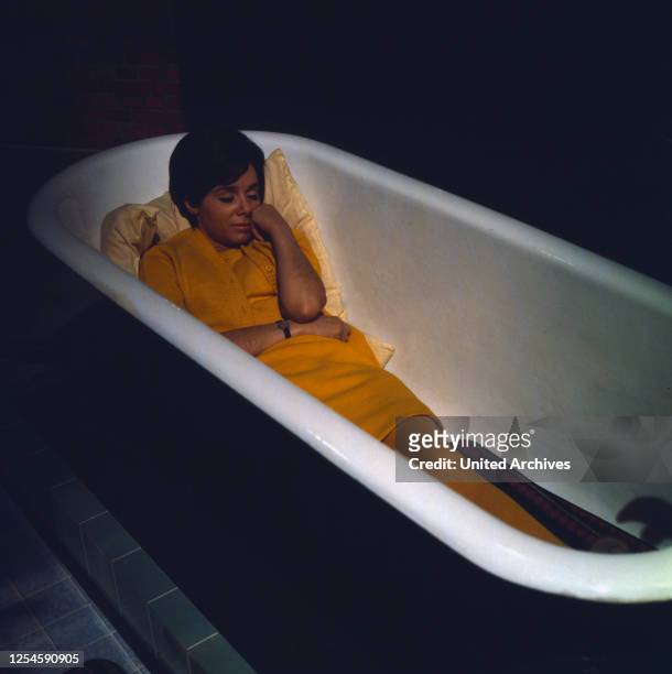 Die Unverbesserlichen, Deutschland 1969, Regie: Claus Peter Witt, Darsteller: Monika Peitsch macht ein Nickerchen in einer Badewanne während einer...