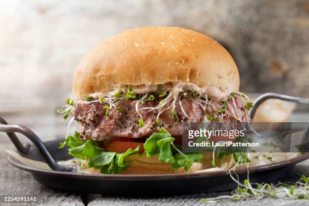 grilled ahi tuna steak burger - bbq avocado imagens e fotografias de stock
