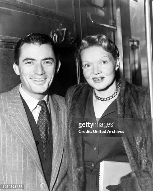 Der amerikanische Schauspieler Gregory Peck und seine Frau Greta, 1955.