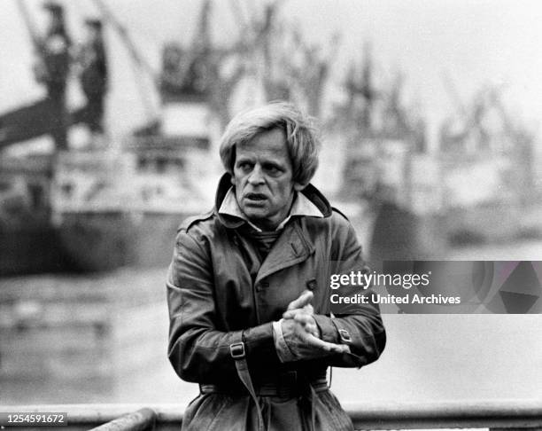 Der deutsche Schauspieler Klaus Kinski bei einem Fotoshooting im Hafen von Hamburg im März 1975.