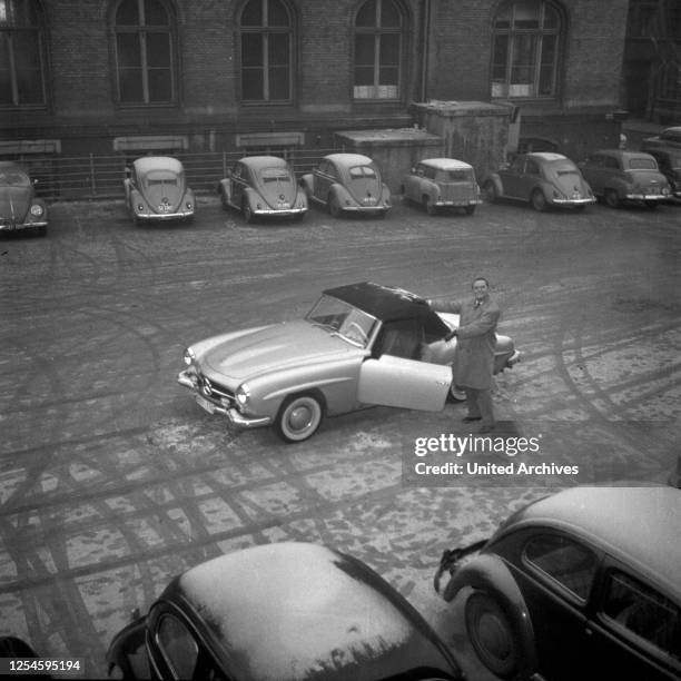 Der Jazzpianist und Komponist Fritz Schulz - Reichel mit seinem Mercedes Benz 190 SL Cabrio auf dem NWDR Parkplatz, Hamburg 1955.