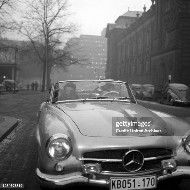 Fritz Schulz - Reichel und Frau fahren im Mercedes Cabrio durch die Innenstadt von Hamburg, 1955.