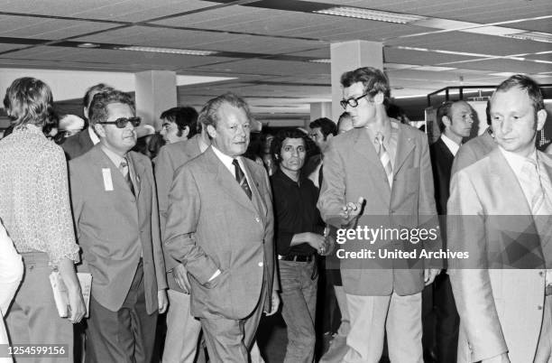 Bundeskanzler Willy Brandt und der Oberbürgermeister von München, Hans Jochen Vogel, besichtigen das Olympische Dorf zu den Spielen 1972, Deutschland...