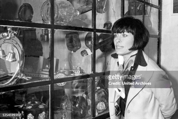 Die deutsche Schauspielerin und Autorin Barbara Rütting vor einem Antiquitätenladen, Deutschland 1970er Jahre.