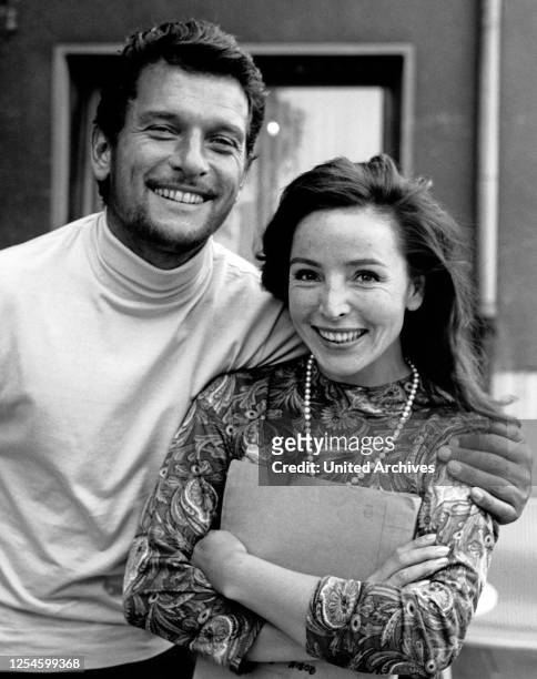 Der österreichisch deutsche Schauspieler Hans von Borsody mit seiner zweiten Ehefrau Alwy Becker, um Mitte 1960er Jahre.