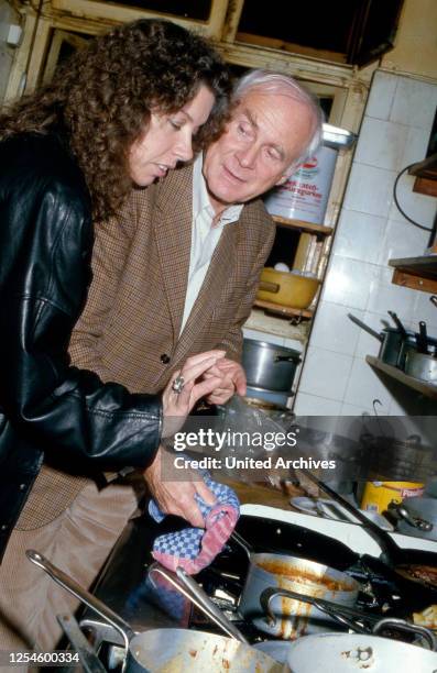 Der deutsche Humorist Vicco von Bülow alias Loriot und die Schauspielerin Eveyln Hamann fachsimpeln in der Küche eines Restaurants, Hamburg 1984.